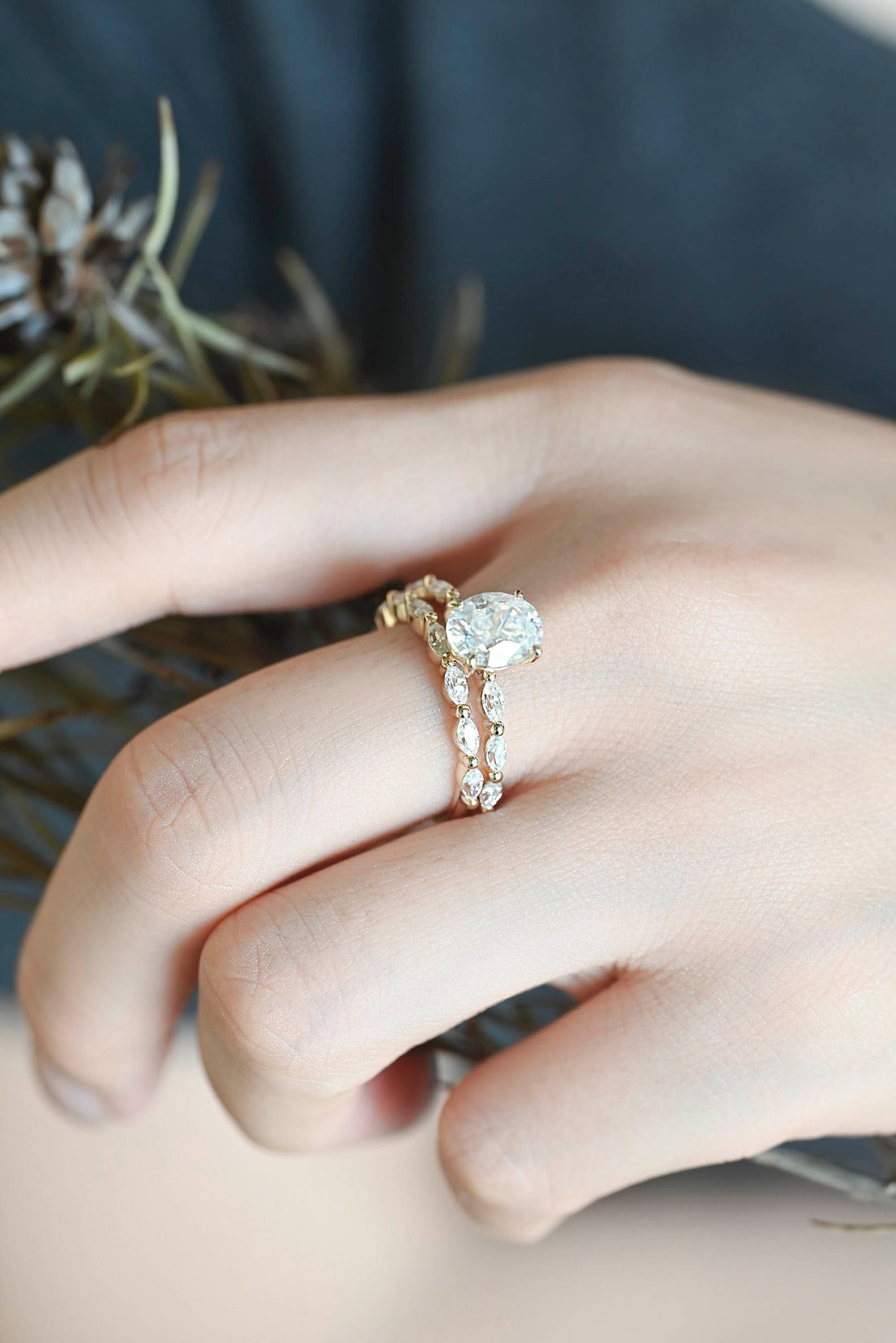 Crushed Ice Oval Cut Moissanite Engagement Ring and Wedding Band Set, Solid Gold Wedding Set, Anniversary Gift for Girl, Woman, Wife